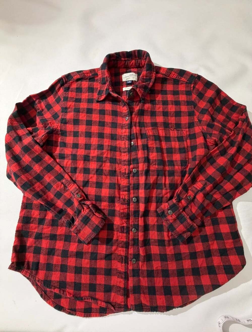 Universal Thread M Red Black Buffalo Plaid Flannel Shirt Relaxed Fit